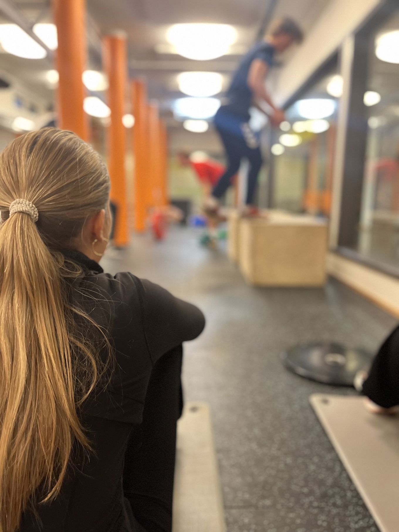 en person som ser på en person på en scene