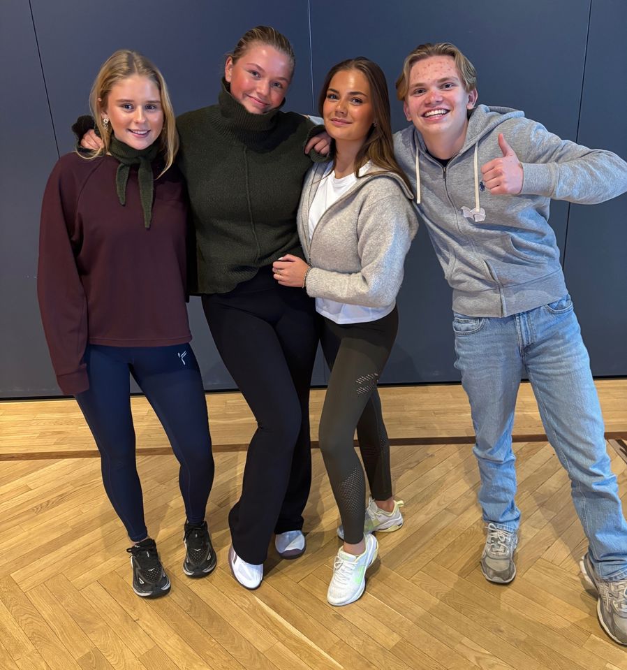 en gruppe mennesker som poserer for et bilde