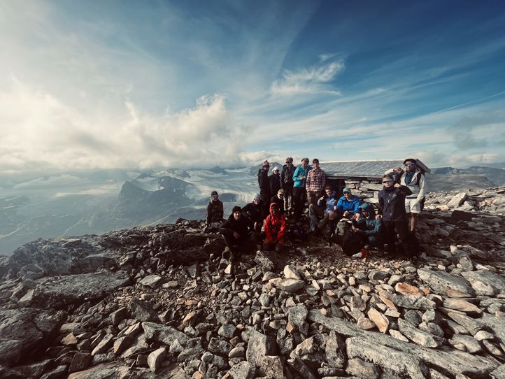 En gruppe mennesker på et steinete fjell