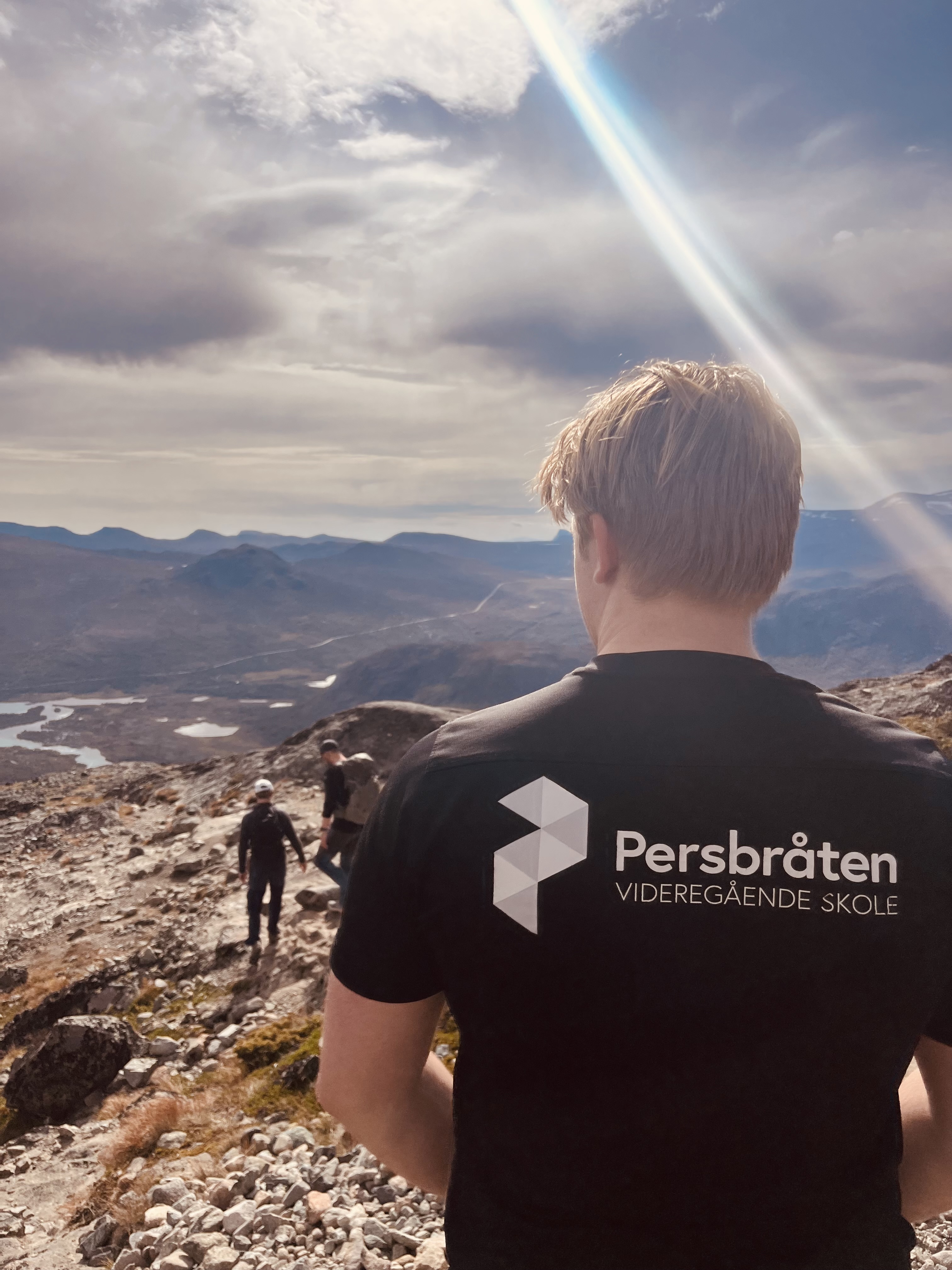 en person som ser på en regnbue