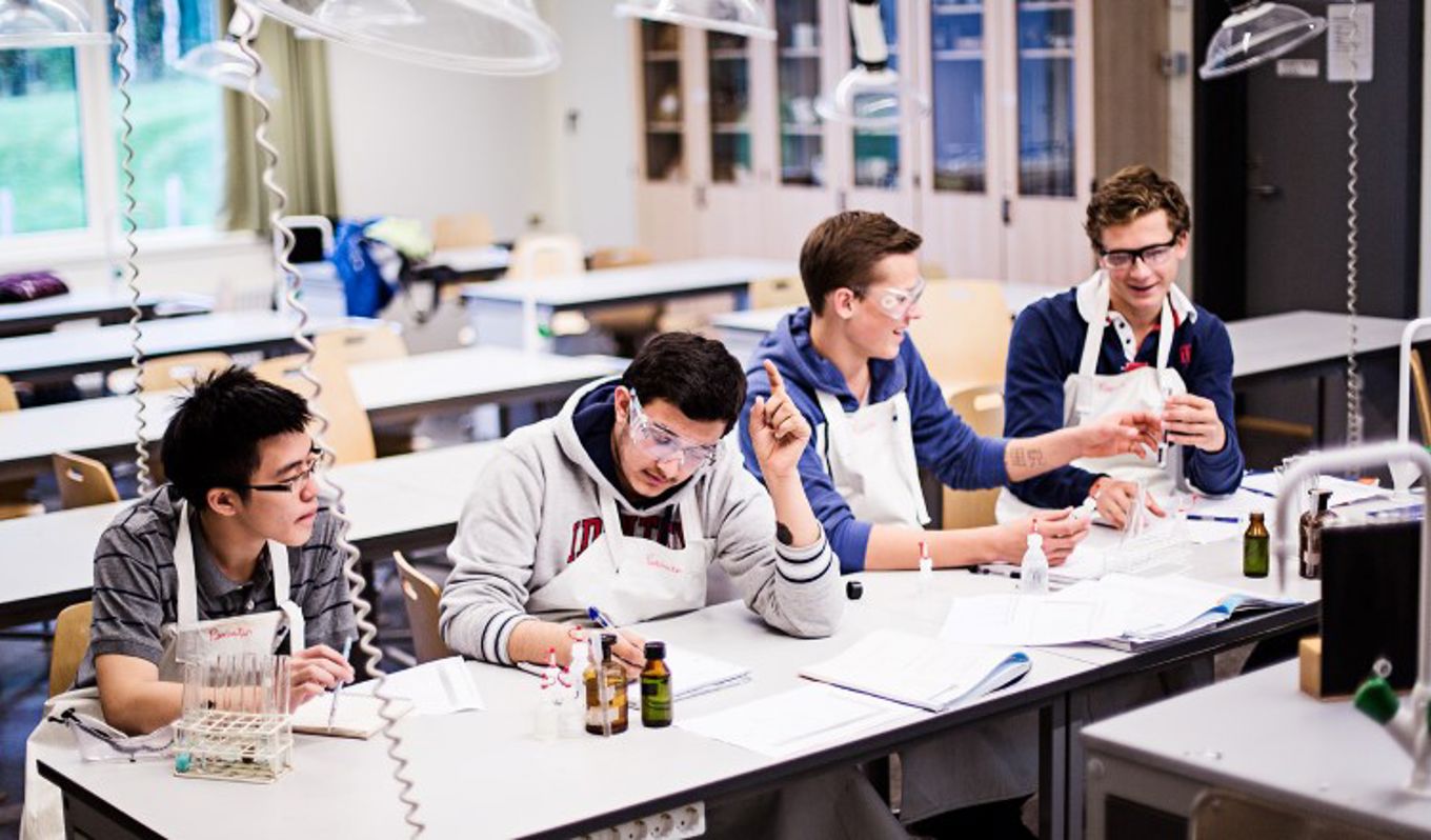 Elever som gjør labarbeid