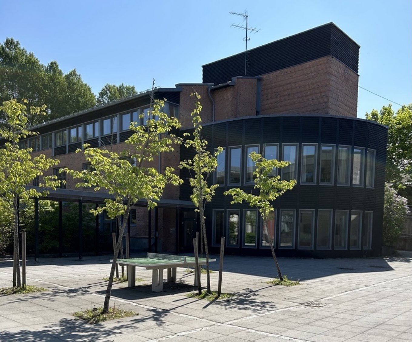 en bygning med trær foran seg