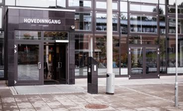 En bygning med glassdører