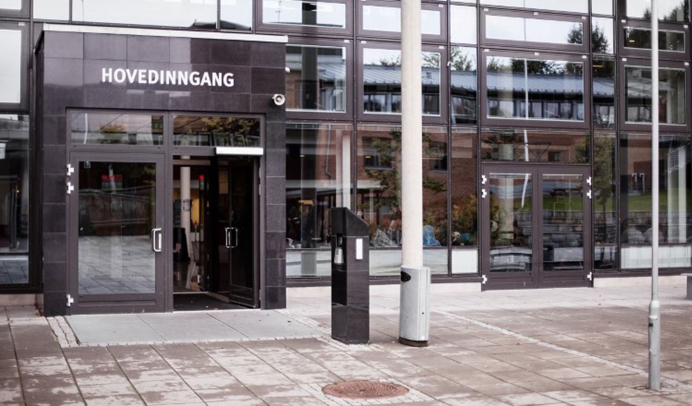 En bygning med glassdører