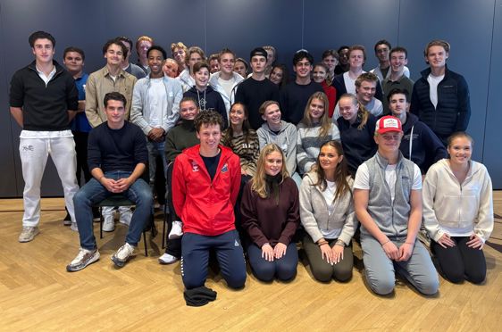 en gruppe mennesker som poserer for et bilde