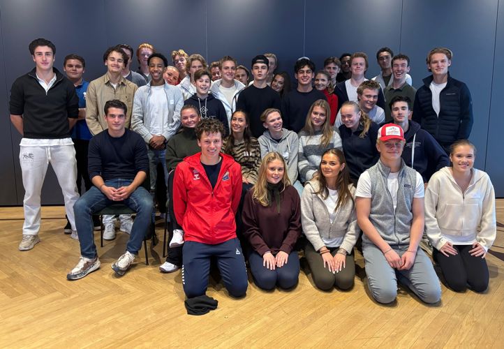 en gruppe mennesker som poserer for et bilde en gruppe mennesker som poserer for et bilde