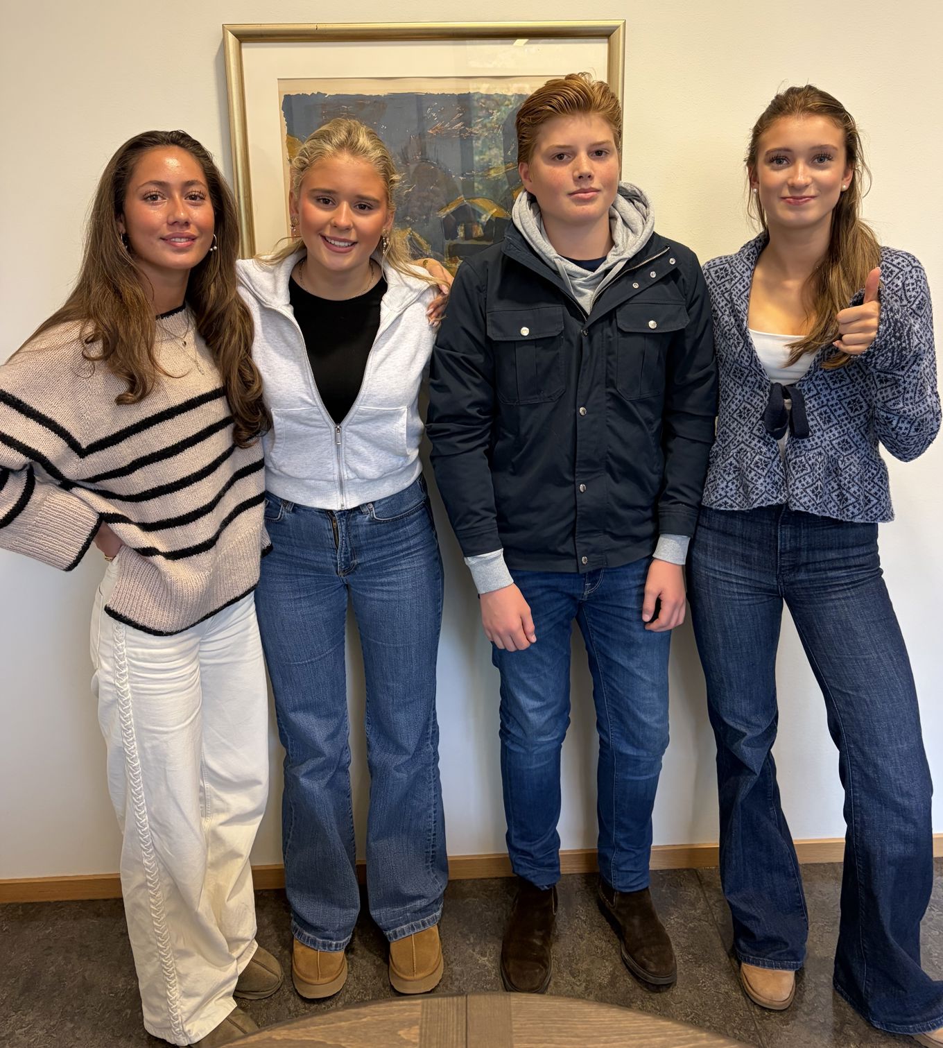 en gruppe mennesker som poserer for et bilde en gruppe mennesker som poserer for et bilde