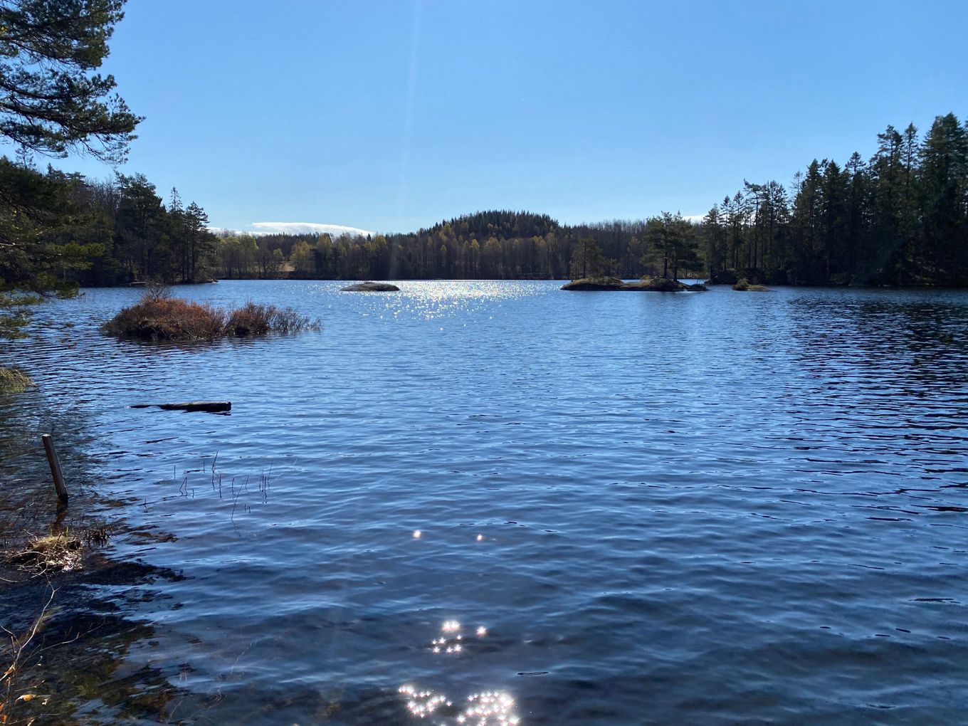Foto: Persbråten Sjø og blå himmel