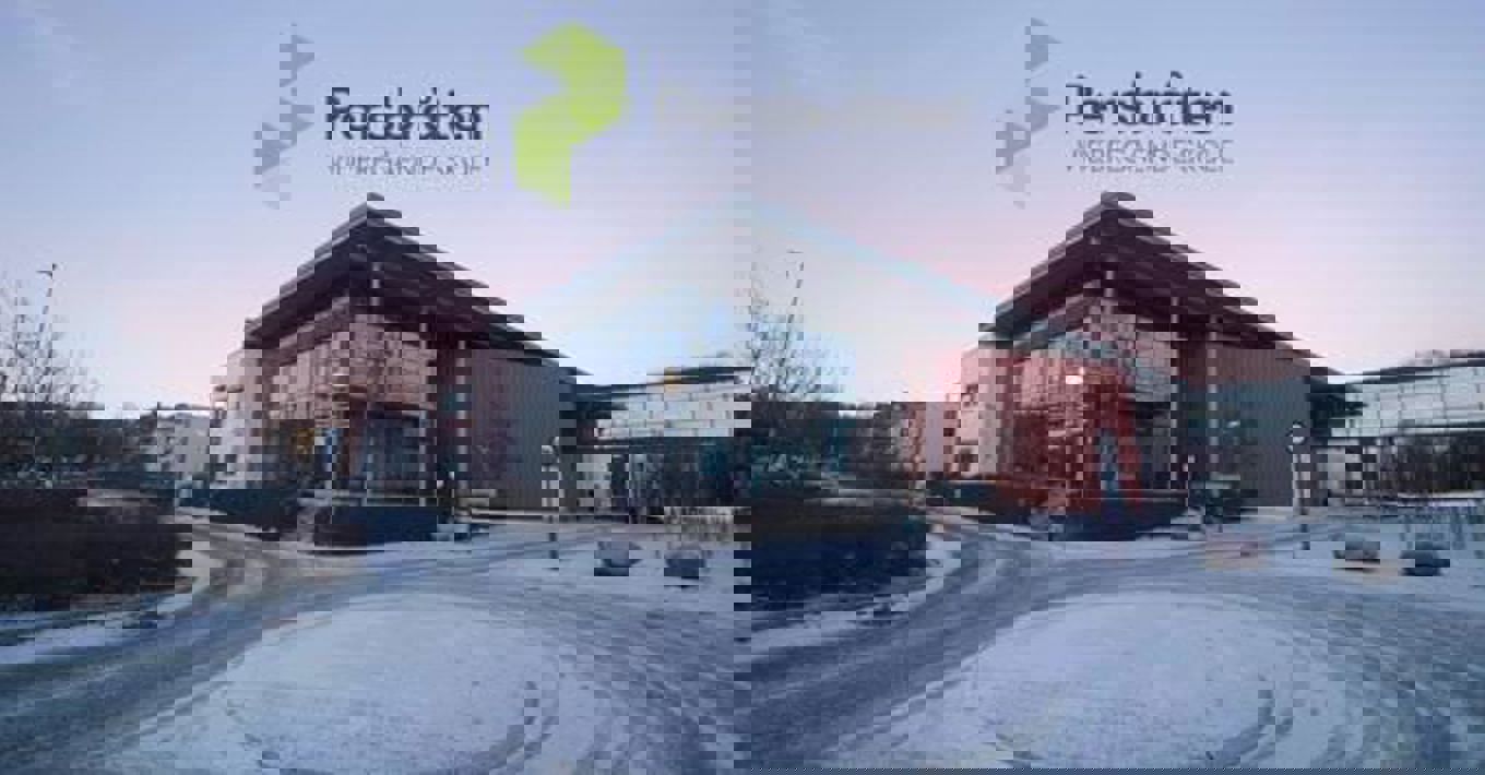 en bygning med et flagg på toppen