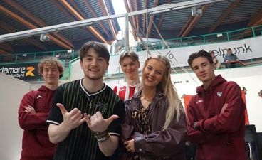 en gruppe mennesker som poserer for et bilde