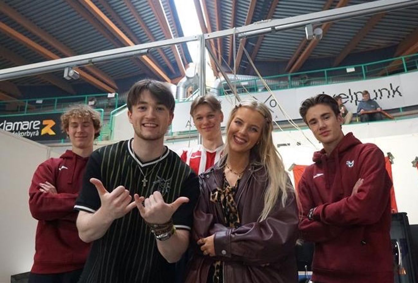 en gruppe mennesker som poserer for et bilde en gruppe mennesker som poserer for et bilde