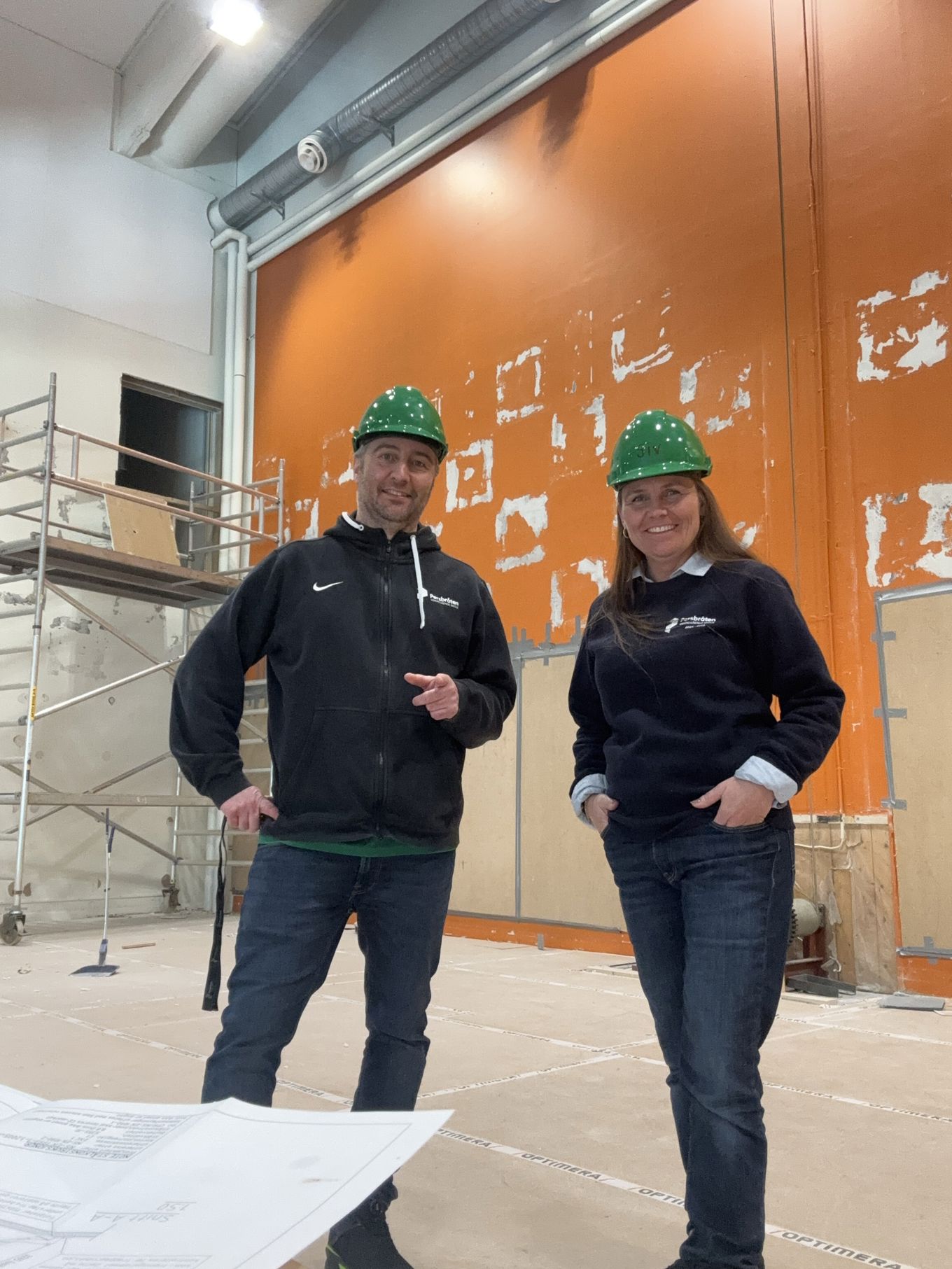 en person og person med grønne hatter en person og person med grønne hatter