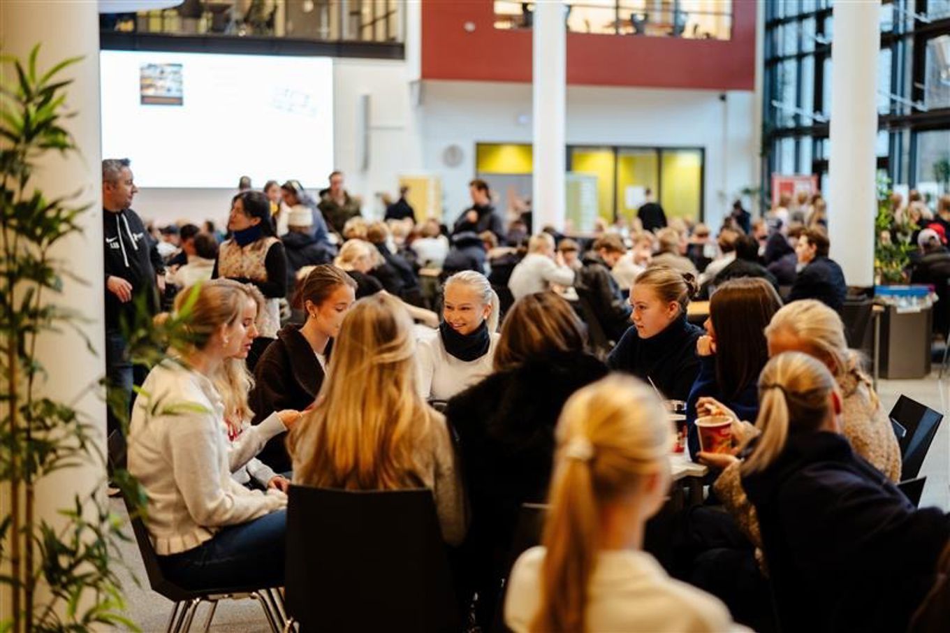 Foto: Sebastian Loraas en person som henvender seg til en gruppe mennesker