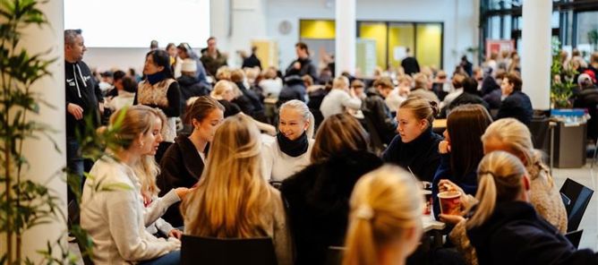 Foto: Sebastian Loraas en person som henvender seg til en gruppe mennesker