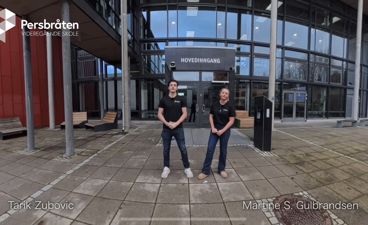 To menn som står foran en bygning