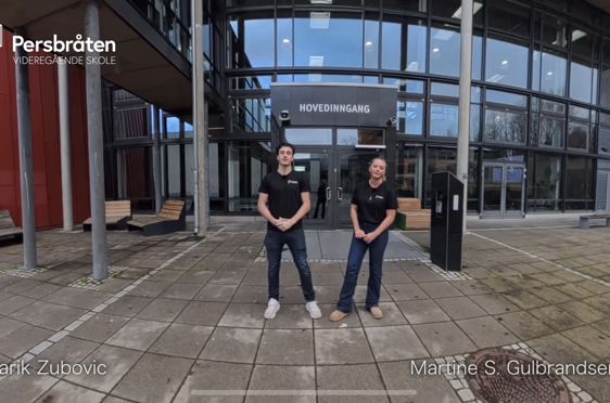 To menn som står foran en bygning