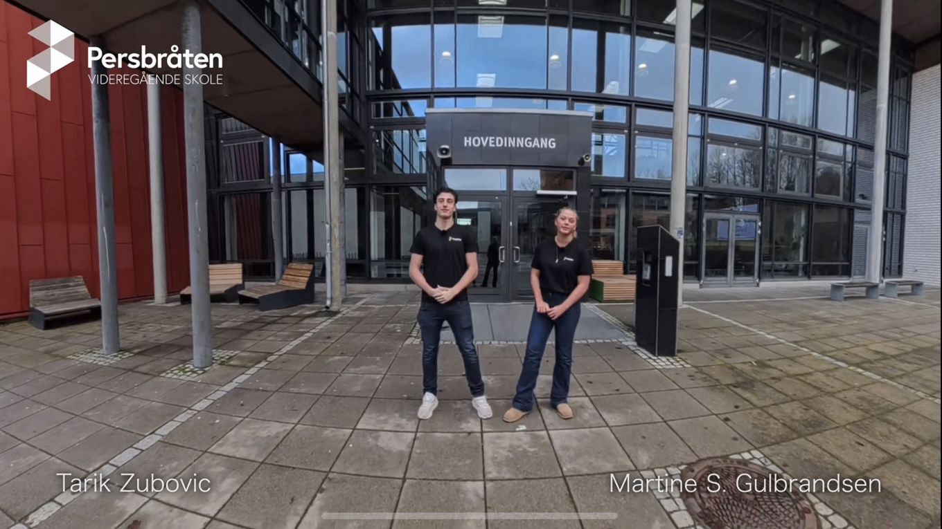 To menn som står foran en bygning