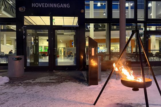 En bygning med brann foran