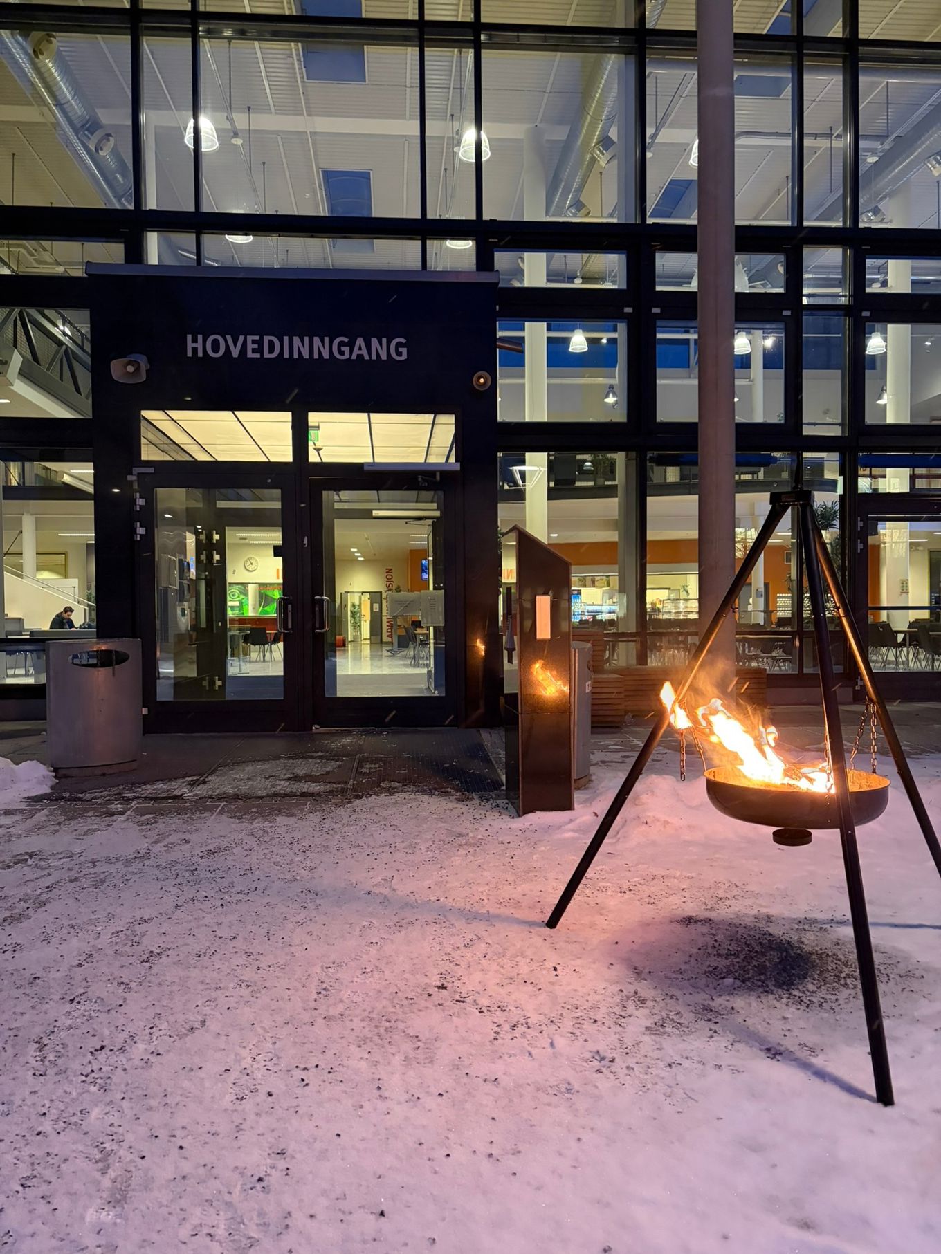 En bygning med brann foran