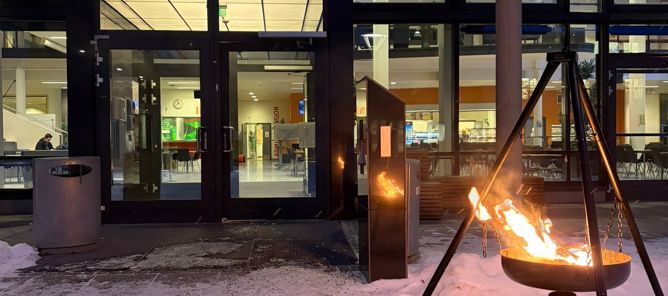 En bygning med brann foran En bygning med brann foran