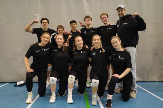 en gruppe mennesker som poserer for et bilde