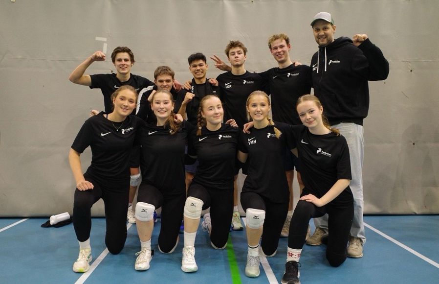 en gruppe mennesker som poserer for et bilde