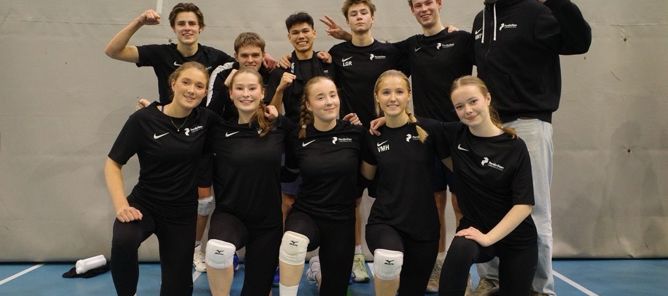 en gruppe mennesker som poserer for et bilde en gruppe mennesker som poserer for et bilde