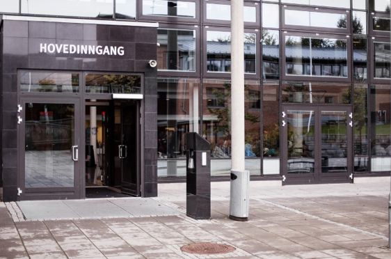 Hovedinngangen Persbråten skole